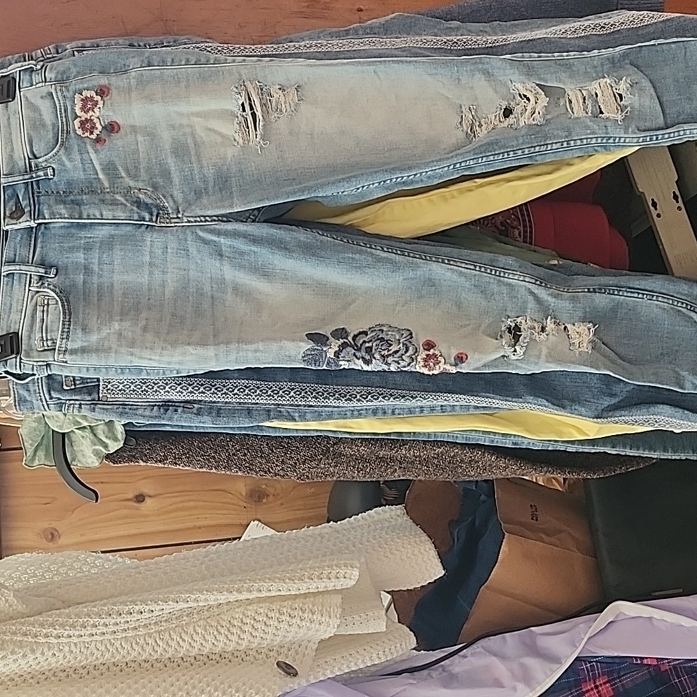 HOLLISTER ULTRA HIGH RISE SUPER SKINNY DISTRESSED JEANS WITH EMBROIDERY 24/30EUC